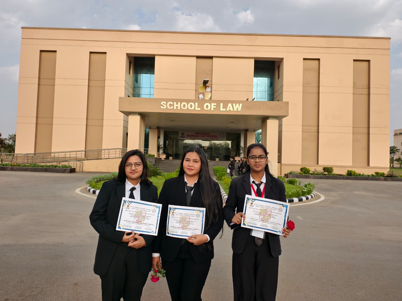Students-winning-prize-in-Law-Formal-attire
